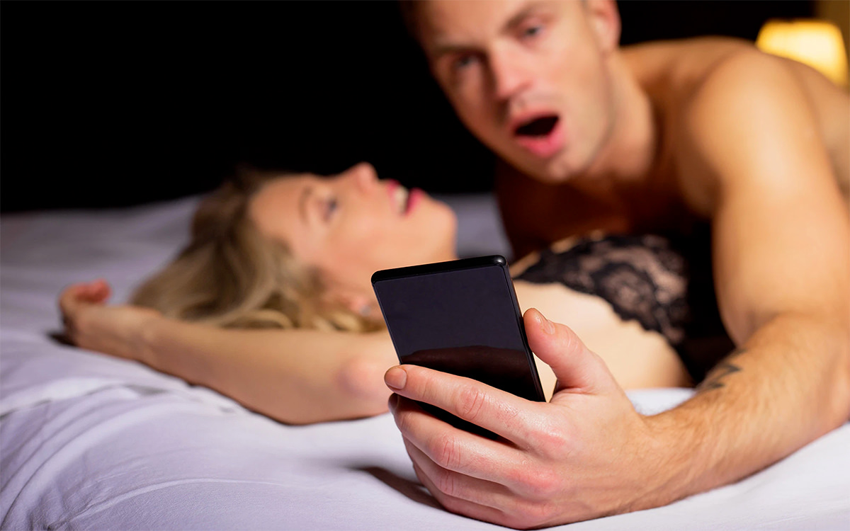 Eén op de tien jongemannen kijkt op telefoon tijdens seks